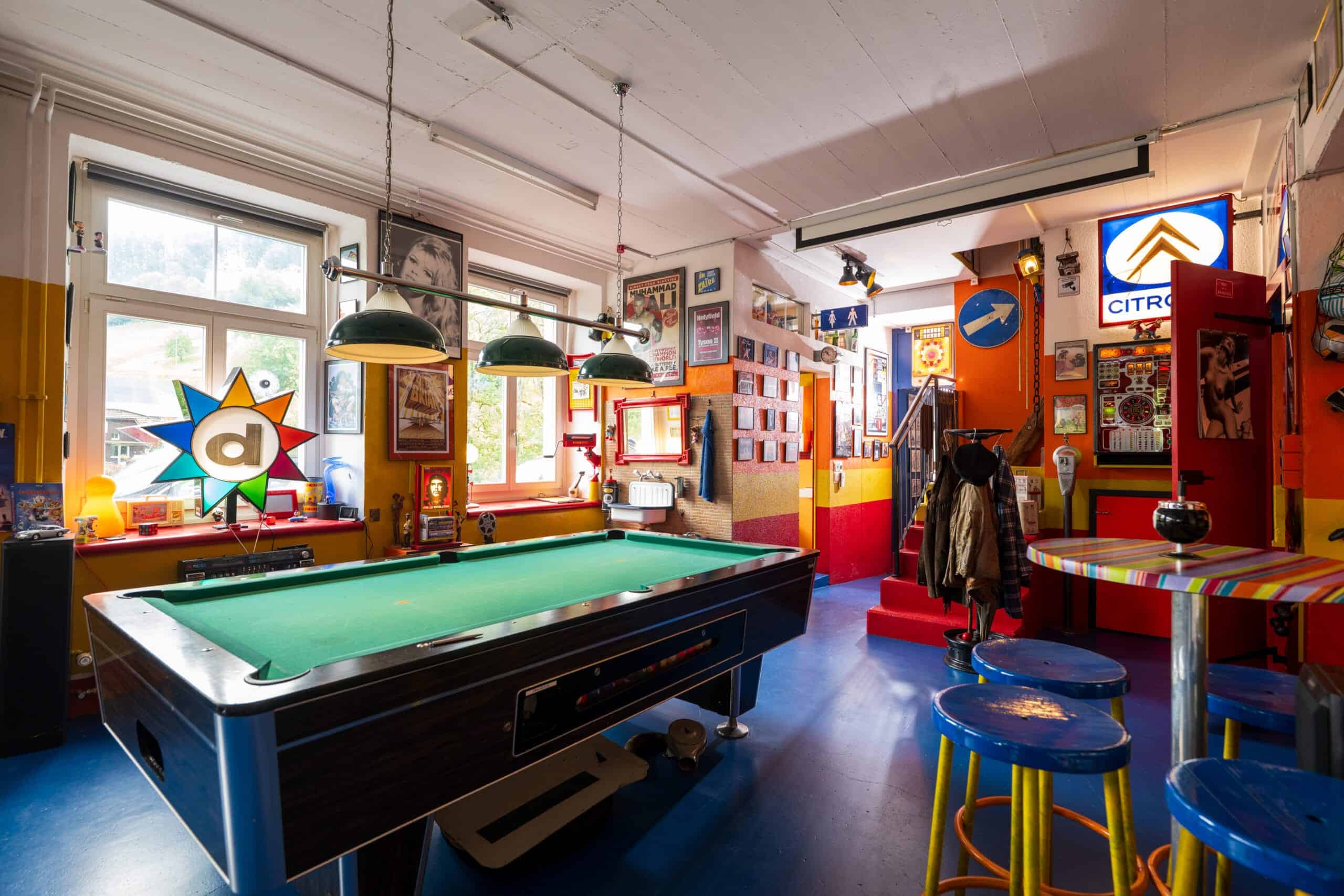 Location mieten Ostschweiz – Alte Fabrik-Garage Walzenhausen mit Billardtisch und Oldtimer-Atmosphäre