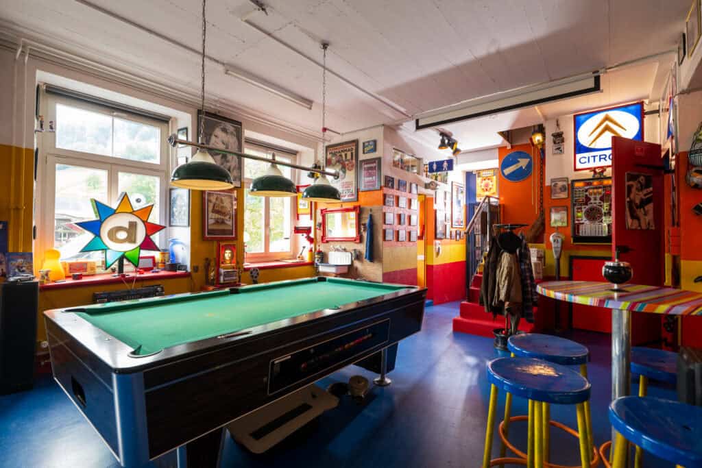 Bunter Spieltisch und Retro-Dekoration im gemütlichen Raum der Alte Fabrik-Garage.