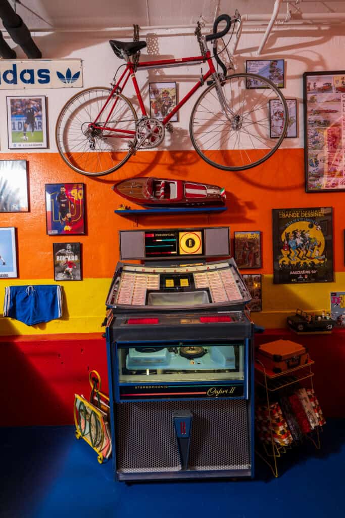 Schönes Retro-Bild mit Fahrrad, Arcade-Spielautomat und Pop-Art-Dekor in der Garage Alte Fabrik.