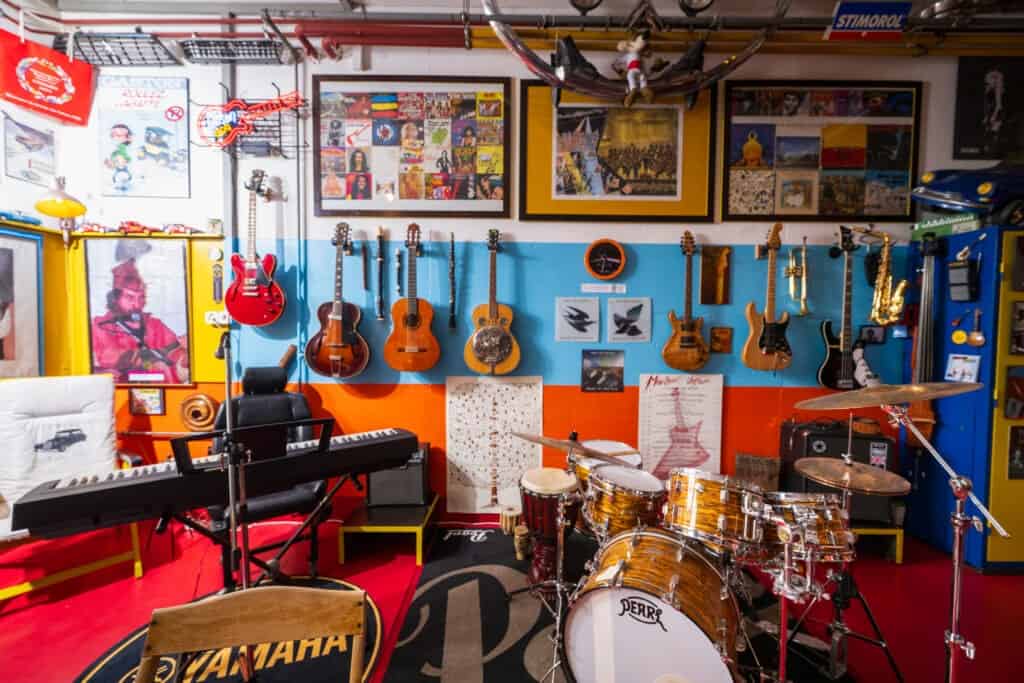 ALT: Musikraum mit Gitarren, Schlagzeug und Kunstdrucke, kreative Atmosphäre bei Alte Fabrik-Garage.