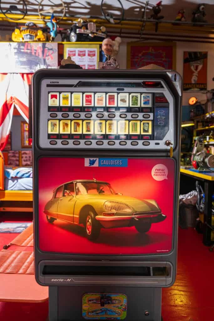 Altmodischer Zigarettenspender mit Car-Konzept, Vintage-Design, in Sammler- und Dekorationsqualität.