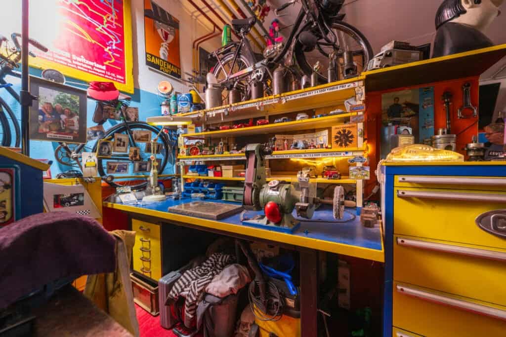 Blick in die bunte Werkstatt mit Oldtimern, Werkzeugen und Erinnerungen.
