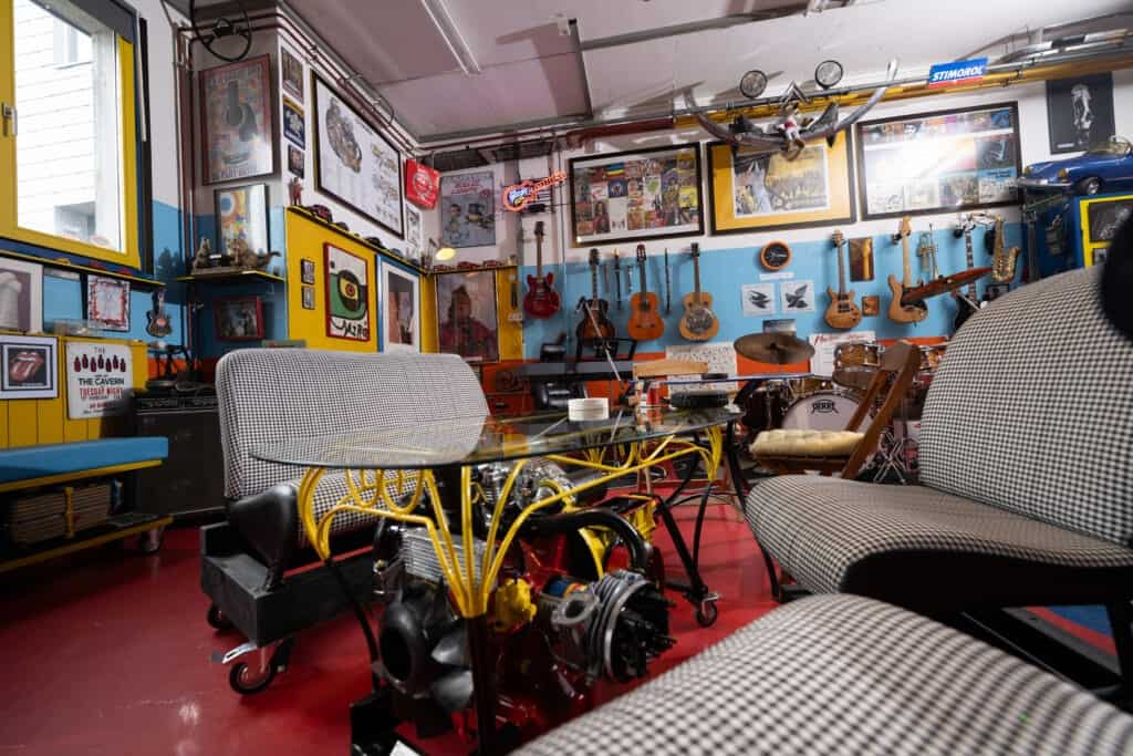 Gemütlicher Raum voller Gitarren, Drums und Kunstwerke für Musik- und Kunstliebhaber.