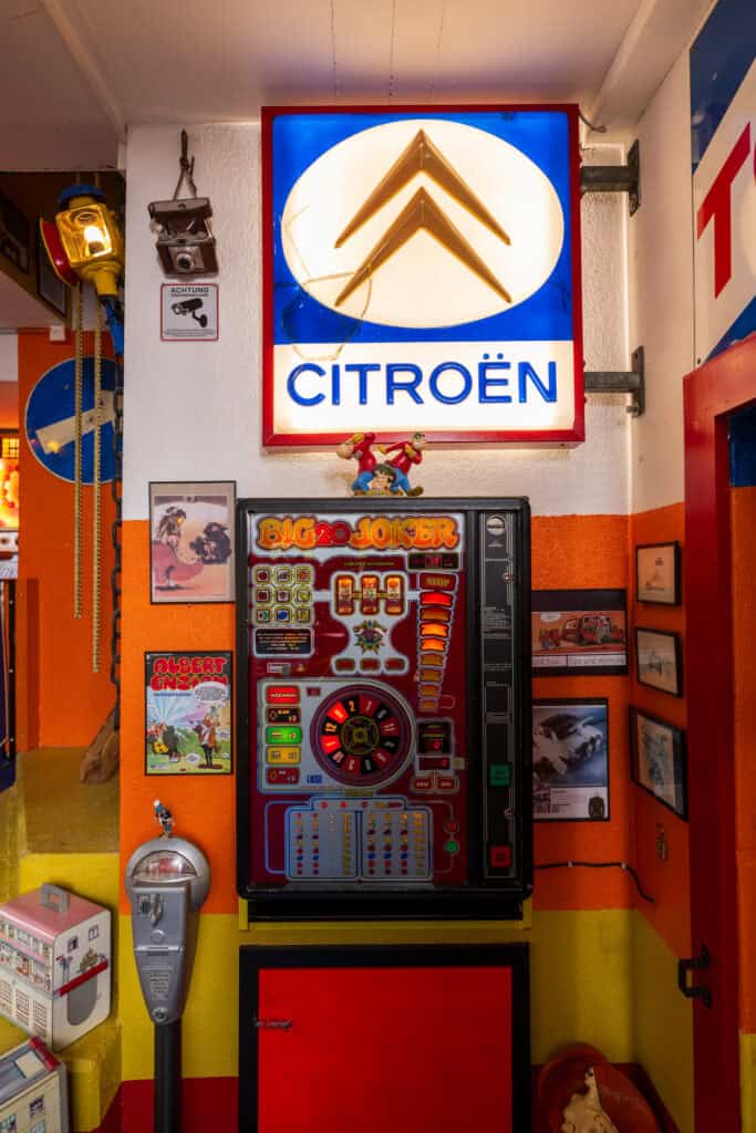 Leuchtendes Citroën-Logo im Retro-Design.