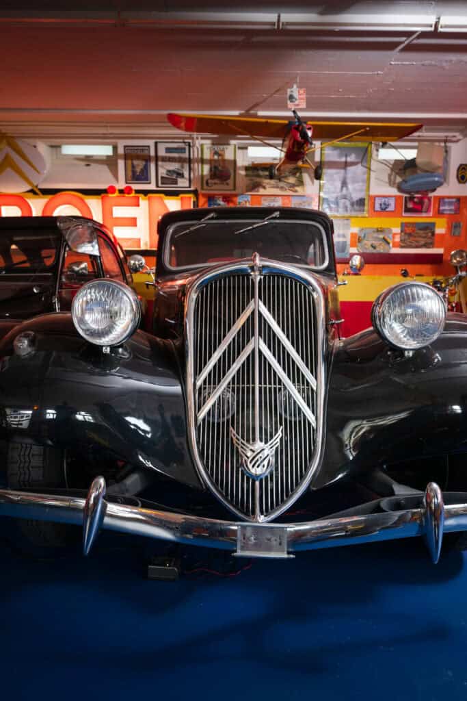 Alte Fabrik-Garage mit Vintage-Auto, historische Fahrzeuge und Retro-Flair, Autokultur im Museum.