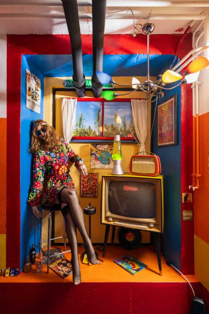 Alte Fabrik-Garage mit einzigartigem Retro-Design, Farbakzenten und Vintage-Dekor.