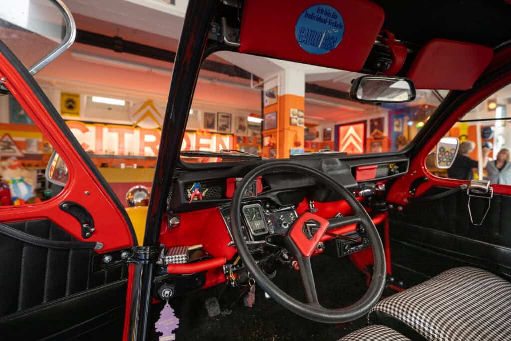 Innenansicht eines vintage Autos im Garage-Museum in Zürich.